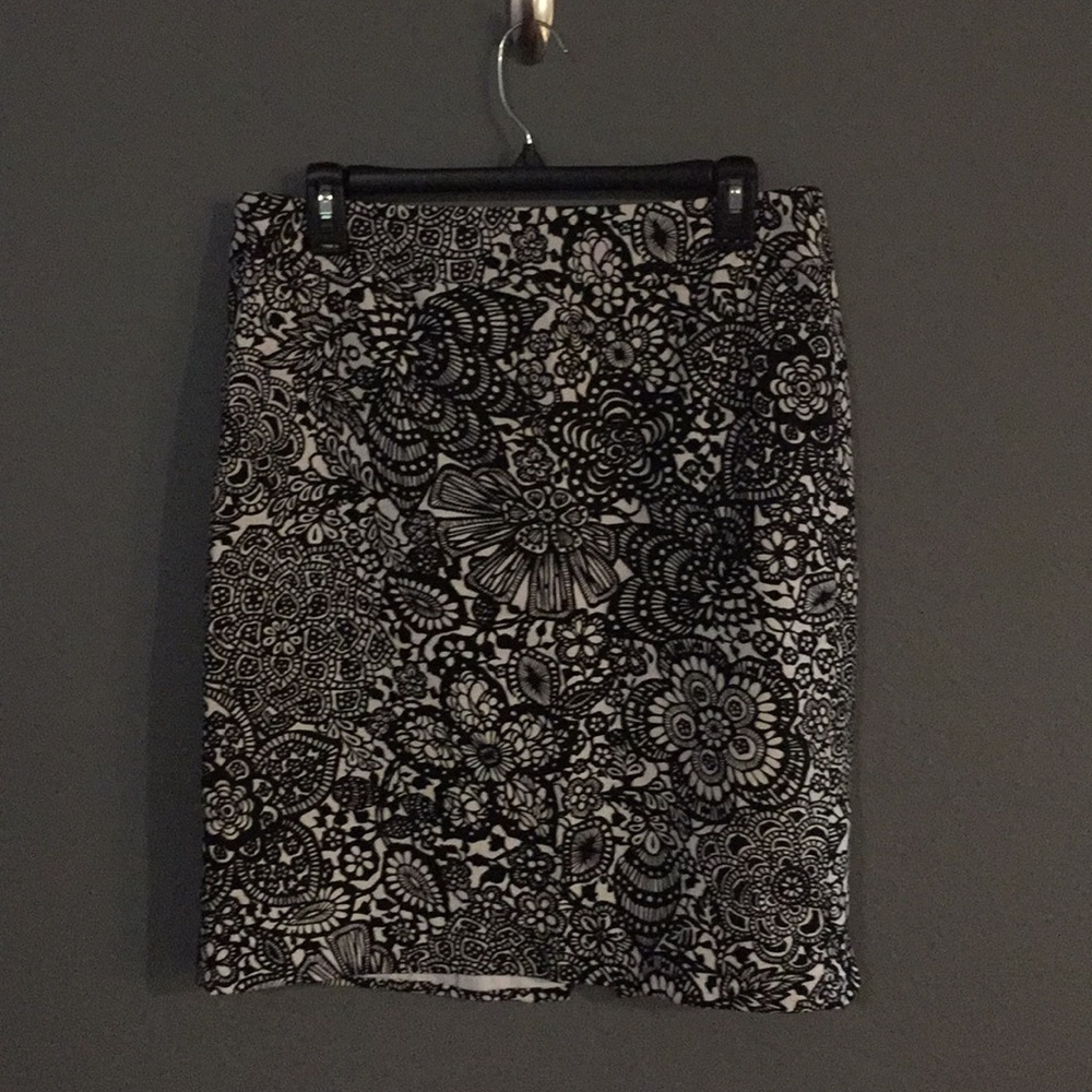 B&W patterned pencil skirt